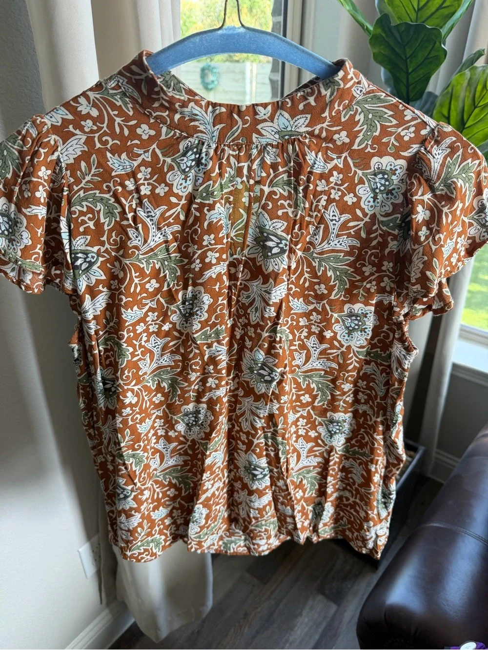 Ann Taylor Factory Rust Floral Mock-Neck Short Sleeve Blouse size MP